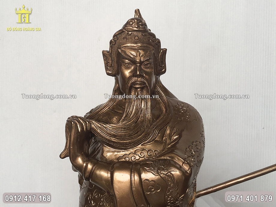 Gương mặt uy nghiêm, dữ tợn của ông được chạm khắc sắc nét